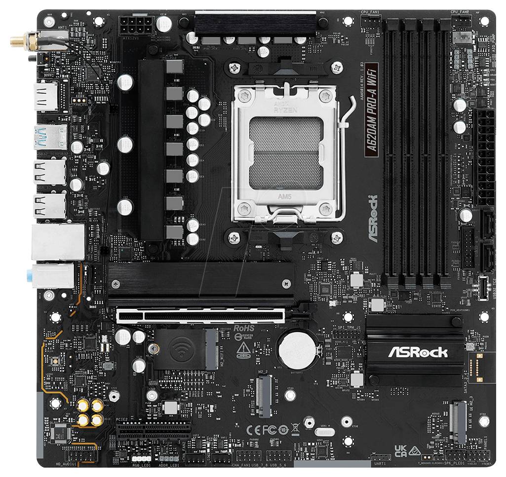 Ein schwarzes ASRock-Motherboard mit mehreren Steckplätzen und Anschlüssen, einschließlich RAM-Steckplätzen, CPU-Sockel und USB-Anschlüssen, konzipiert für Computer-Hardware.