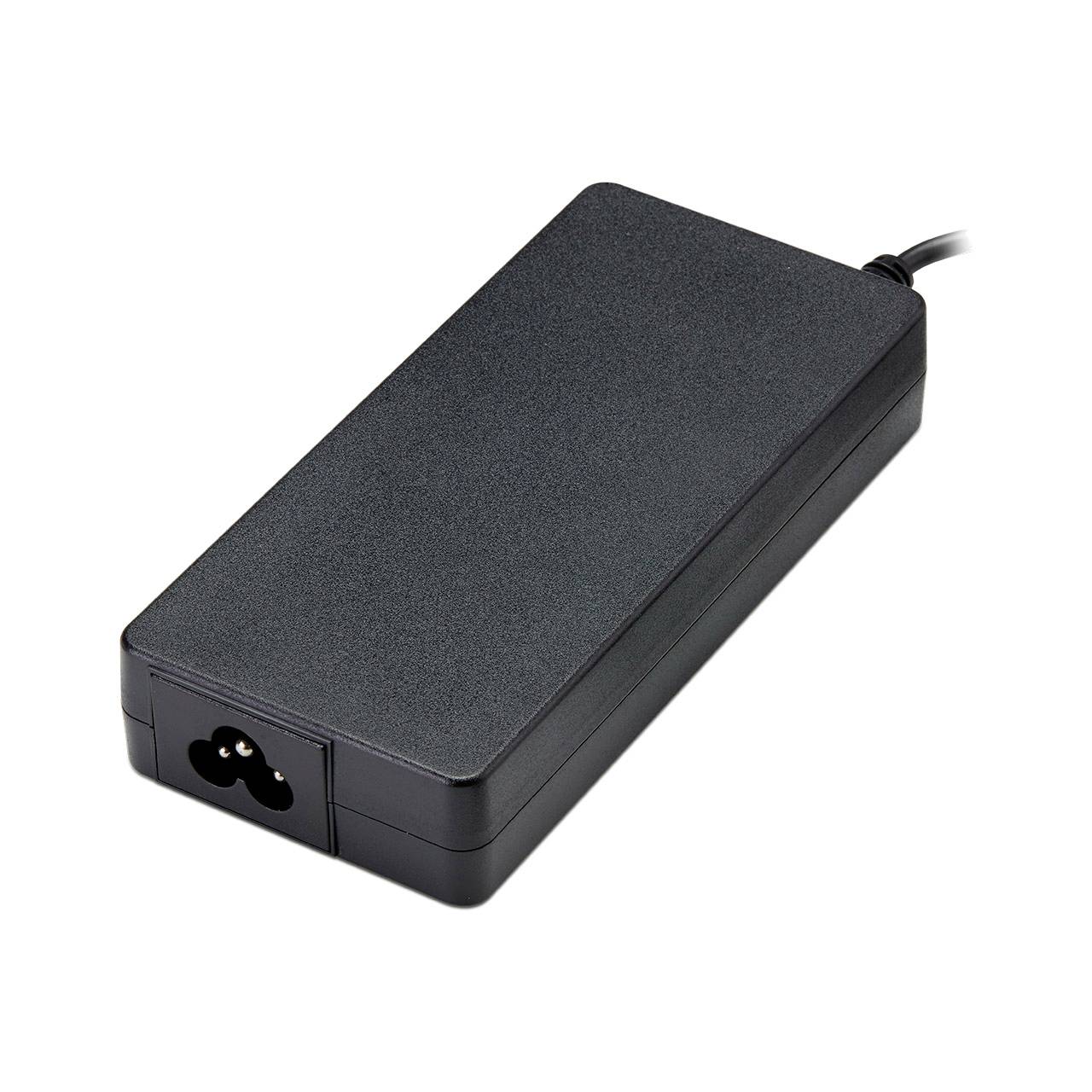 Ein schwarzer rechteckiger Stromadapter mit einer dreipoligen Eingangssteckdose und einem angebrachten Stromkabel, geeignet für elektronische Geräte.