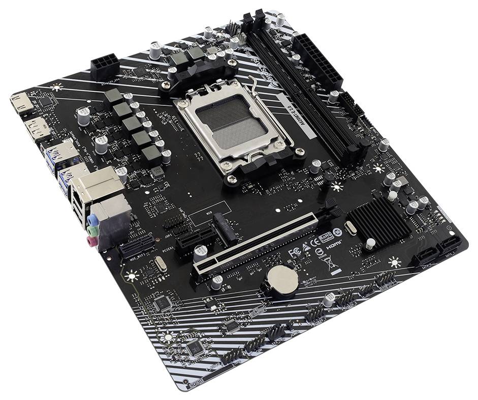 Schwarzes ATX-Motherboard mit CPU-Sockel, RAM-Steckplätzen, PCIe-Steckplatz, rückwärtigen E/A-Anschlüssen und Kühlkörpern auf weißem Hintergrund.