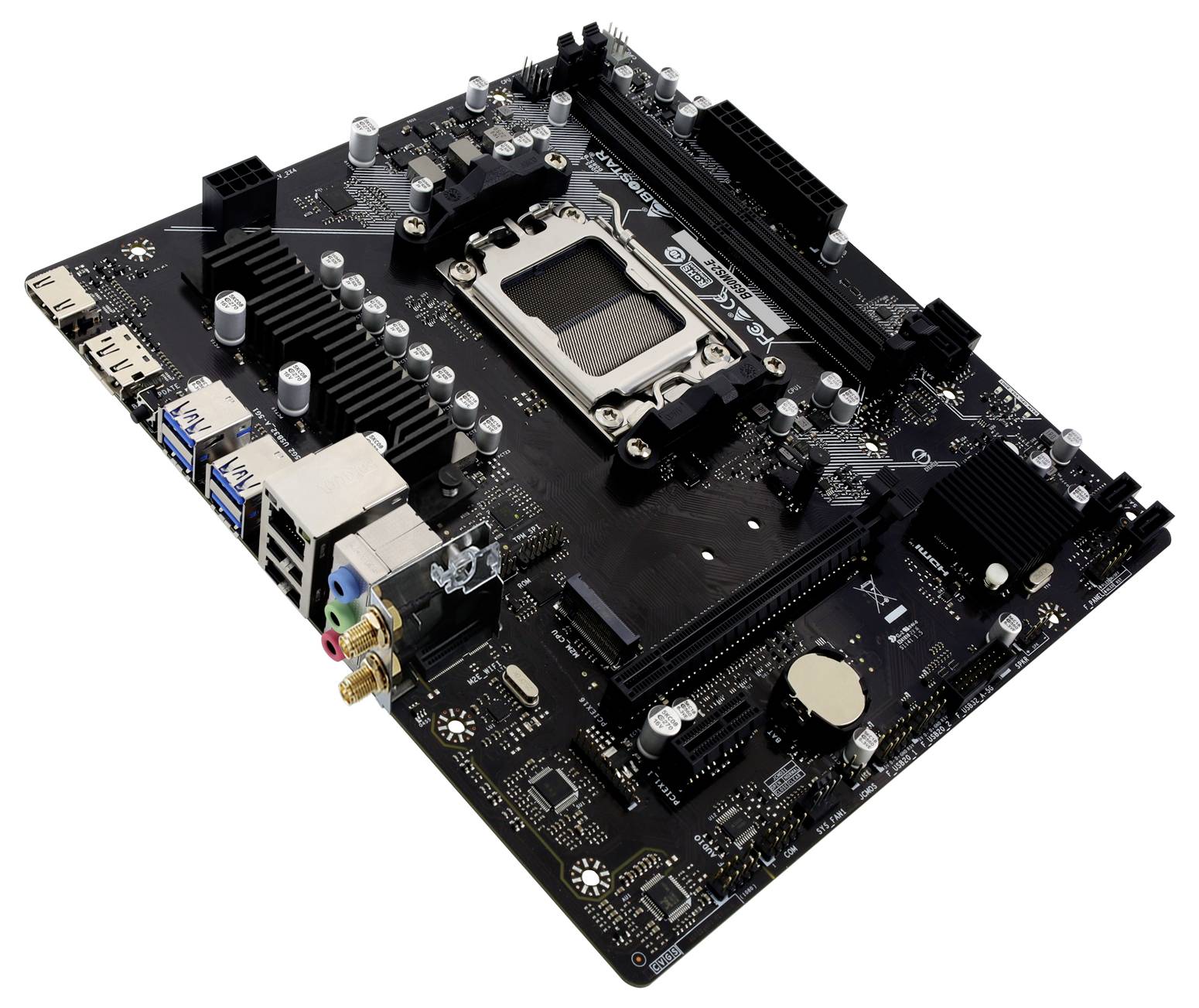 Schwarzes Computer-Motherboard mit einem leeren CPU-Sockel, RAM-Steckplätzen, Kühlkörpern und hinteren E/A-Anschlüssen auf weißem Hintergrund.