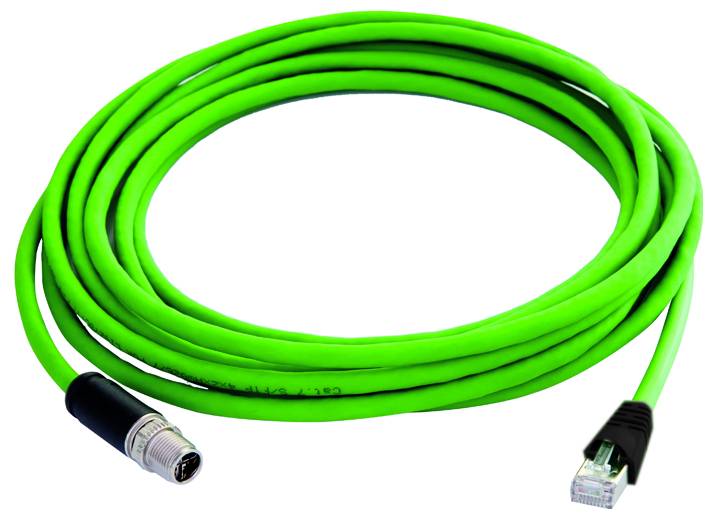 Helles grünes Ethernet-Kabel auf weißem Hintergrund aufgerollt, mit Metallstecker an einem Ende und RJ45-Stecker am anderen Ende.