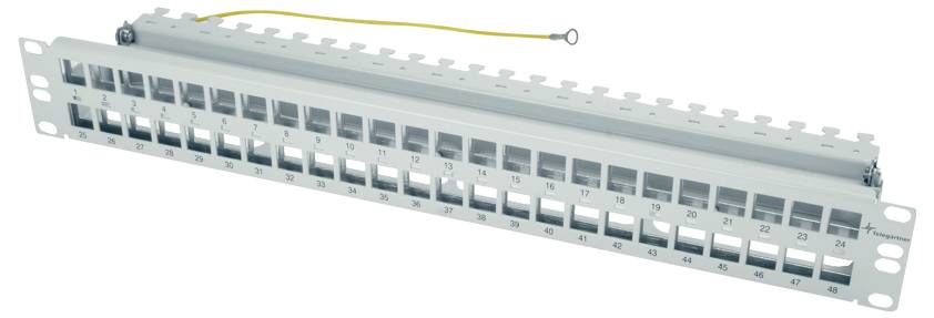 24-Port-Ethernet-Patchpanel mit nummerierten RJ45-Anschlüssen und einem Erdungsdraht auf der Oberseite befestigt.