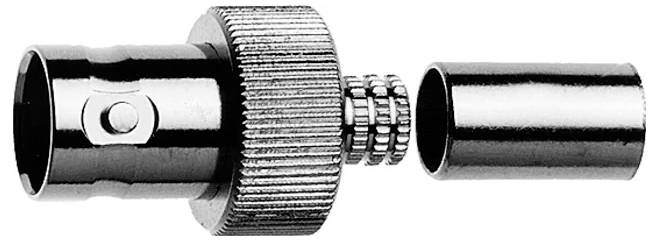 Nahaufnahme eines Metall-Koaxialsteckers mit gerilltem Kupplungsring und getrennten zylindrischen Stecker- und Buchsenteilen.
