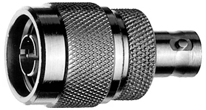 Nahaufnahme eines Metallkoaxialkabelsteckers mit gerilltem Griff und Verriegelungsstift, auf weißem Hintergrund dargestellt.