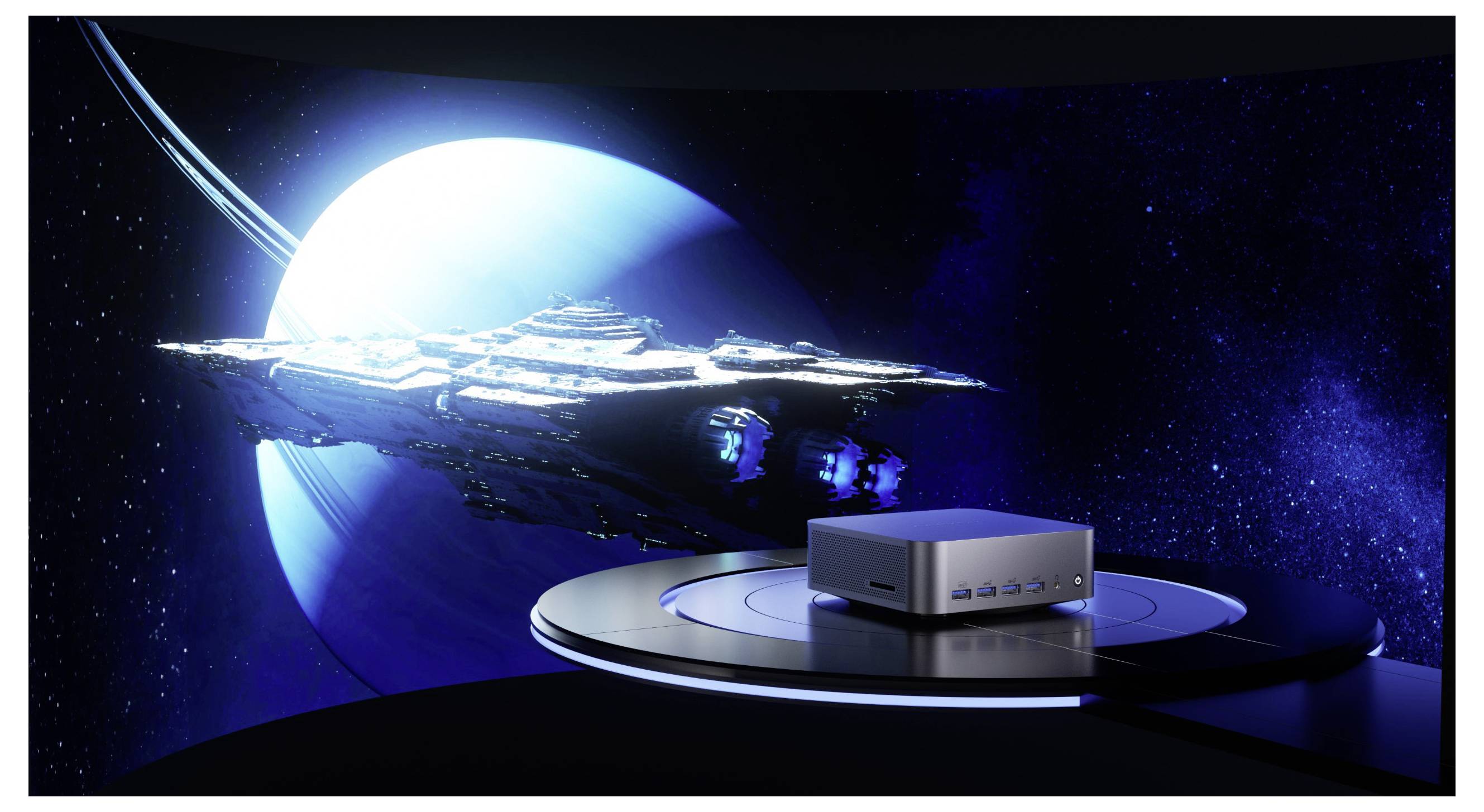 Futuristisches Raumschiff schwebend vor einem leuchtenden blauen Planeten, mit einem kleinen Desktop-Gerät auf einem Podest im Vordergrund.