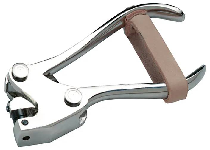 Ein Metalwerkzeug mit einem gebogenen Griff und einer flachen Klinge, mit einem rosa Gummigriff ausgestattet, verwendet zum sauberen Schneiden von Materialien.