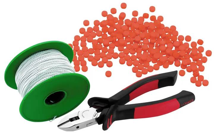 Ein dunkles metallisches zylindrisches Objekt mit einer kleineren zylindrischen Verlängerung in der Mitte, ähnlich einer Reißzwecke oder einem Stift.