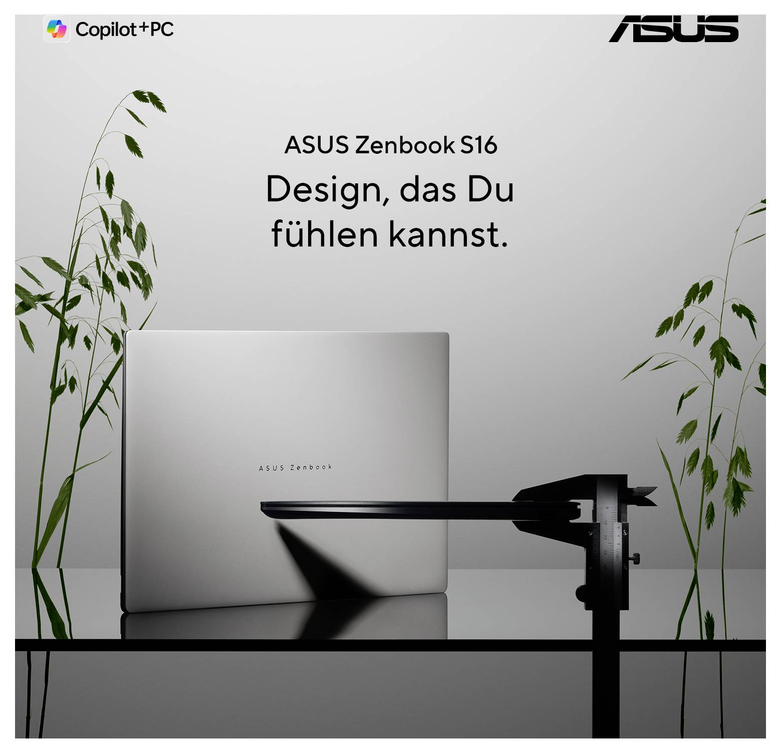 Ein schlankes ASUS Zenbook S16 Laptop auf einer reflektierenden Oberfläche, umgeben von grünen Pflanzen. Der deutsche Text lautet: „ASUS Zenbook S16: Design, das Du fühlen kannst.
