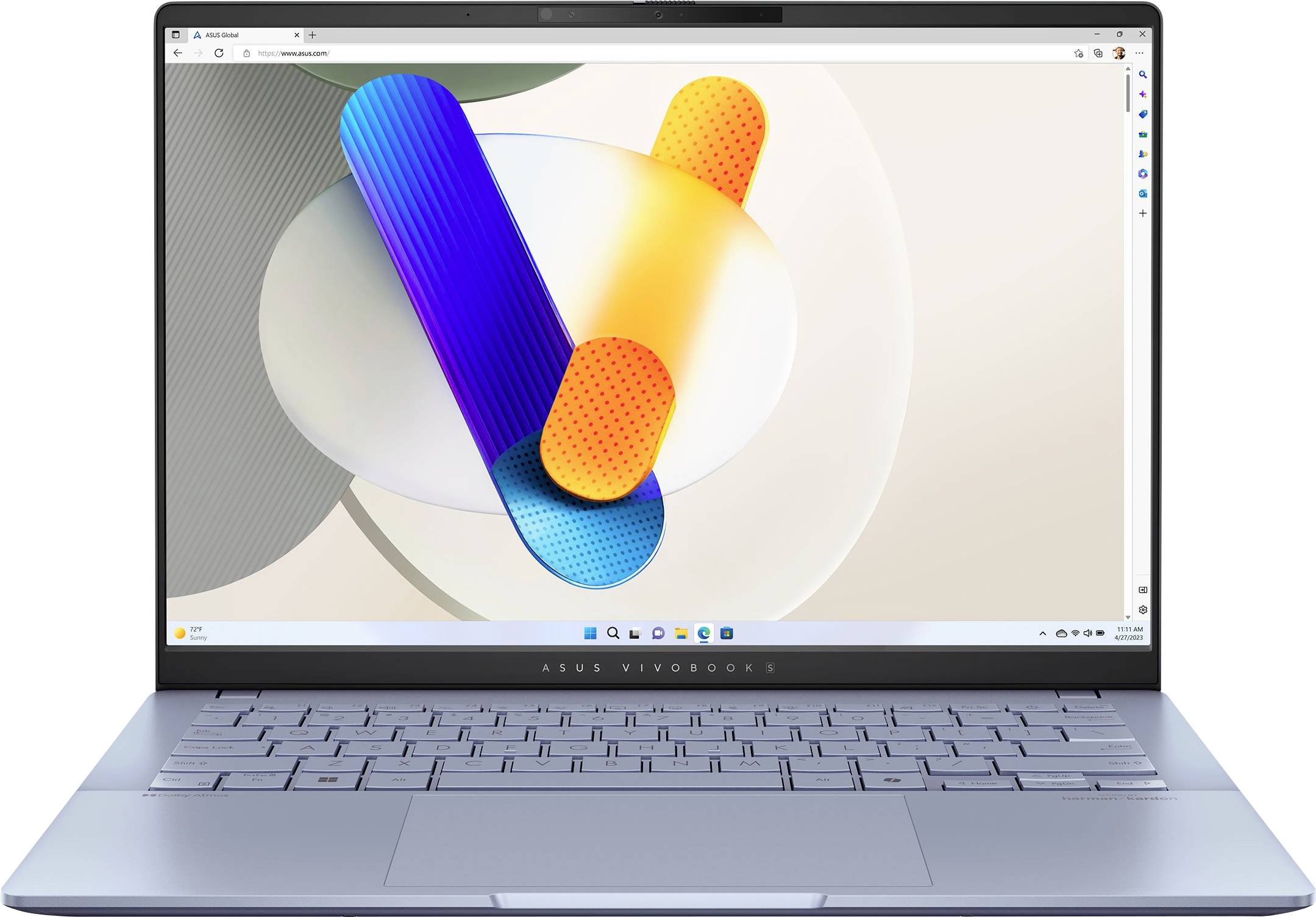 Ein eleganter Laptop zeigt abstrakte Formen auf seinem Bildschirm, einschließlich bunter 3D-Zylinder überlagert auf einem hellen Hintergrund mit App-Symbolen.