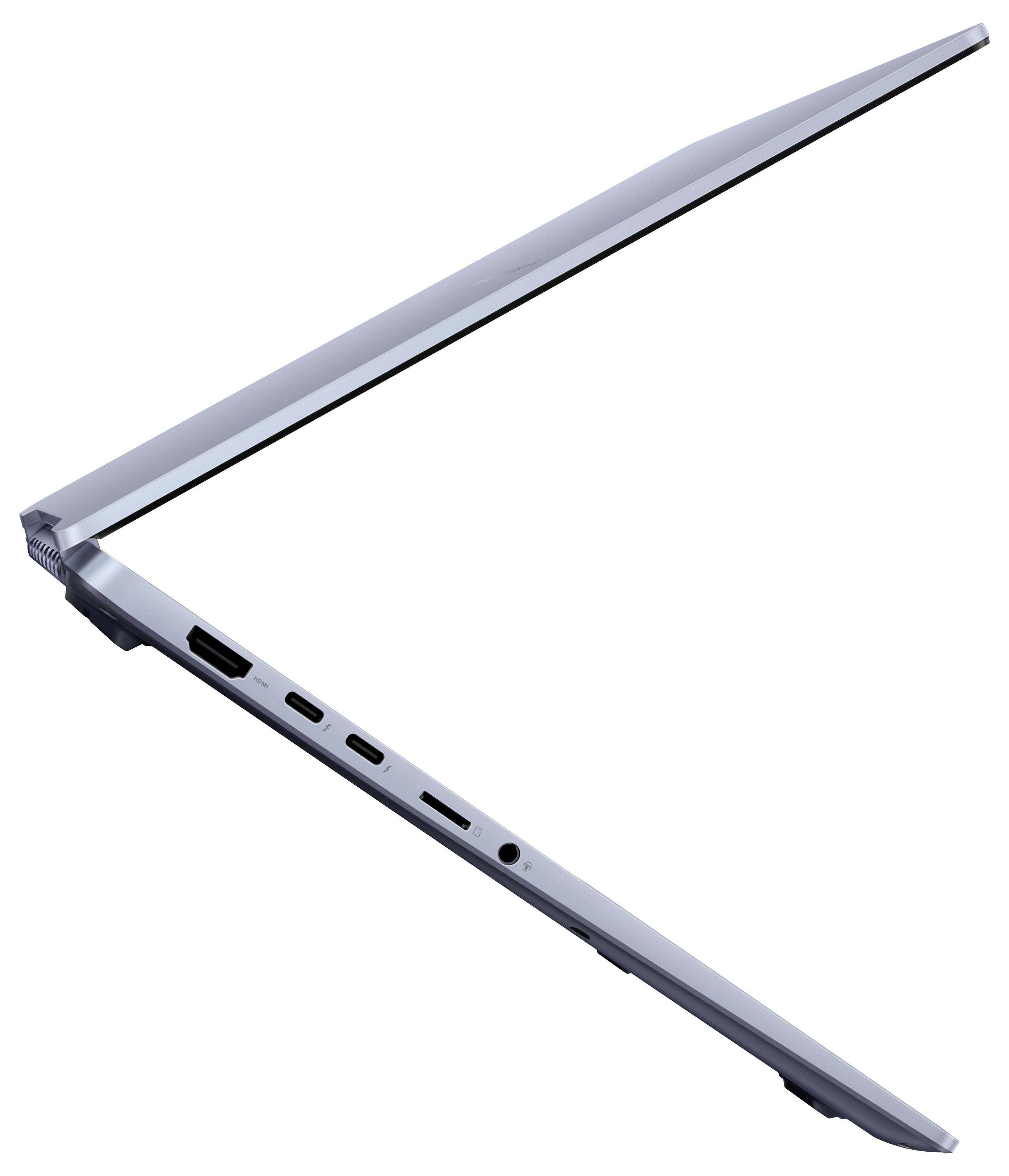 Ein silberner Laptop ist teilweise geöffnet und zeigt seine Seite mit verschiedenen Anschlüssen, einschließlich USB-C, HDMI und Kopfhörerbuchsen, vor einem einfachen Hintergrund.