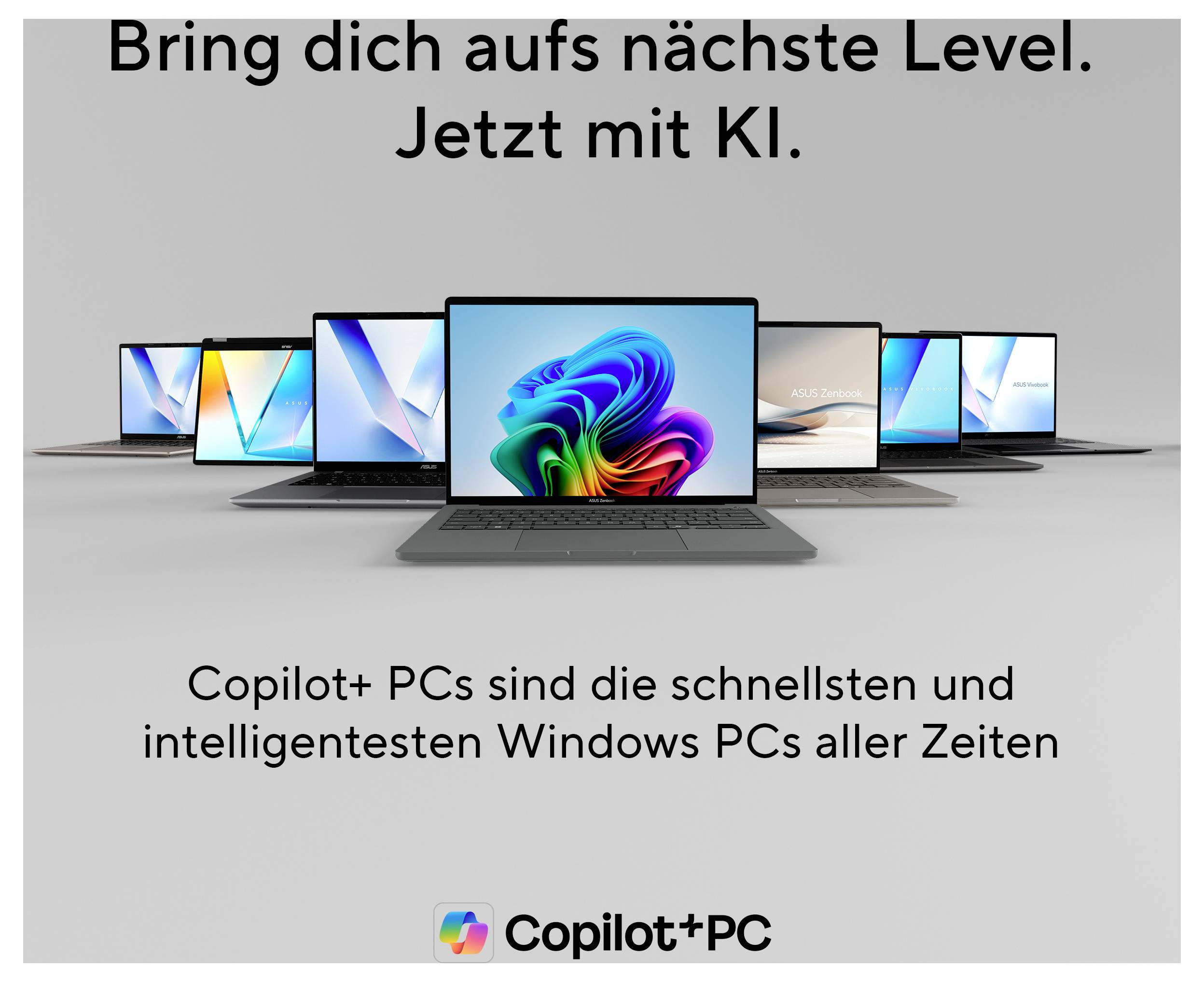 Mehrere Laptops mit offenen Bildschirmen bilden einen Halbkreis. Der Text lautet „Bringen Sie sich auf die nächste Stufe. Jetzt mit KI.