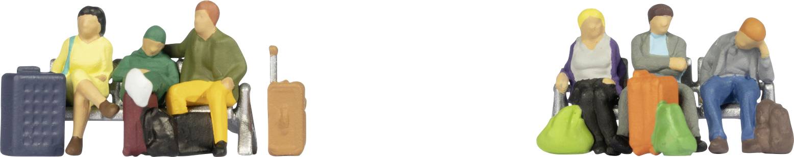 Winzige Figuren von sechs Personen in farbenfrohen Outfits, die auf Bänken sitzen, mit Gepäck neben sich, was auf einen Wartebereich hindeutet.