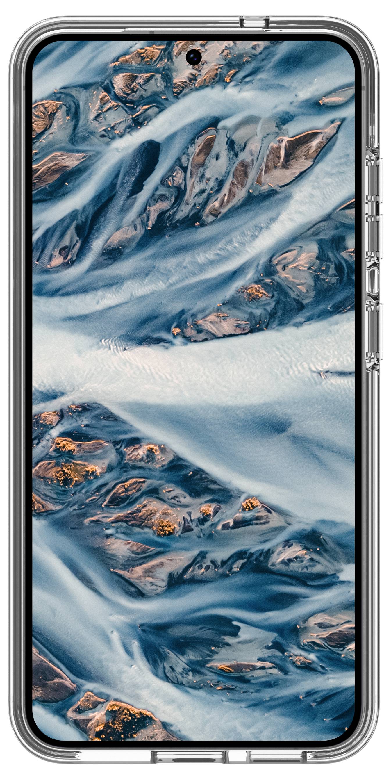 Ein Smartphone zeigt ein abstraktes Luftbild von vereisten Flusskanälen und Landformationen mit orangefarbenen Hervorhebungen an, eingebettet in einer transparenten Schutzhülle.