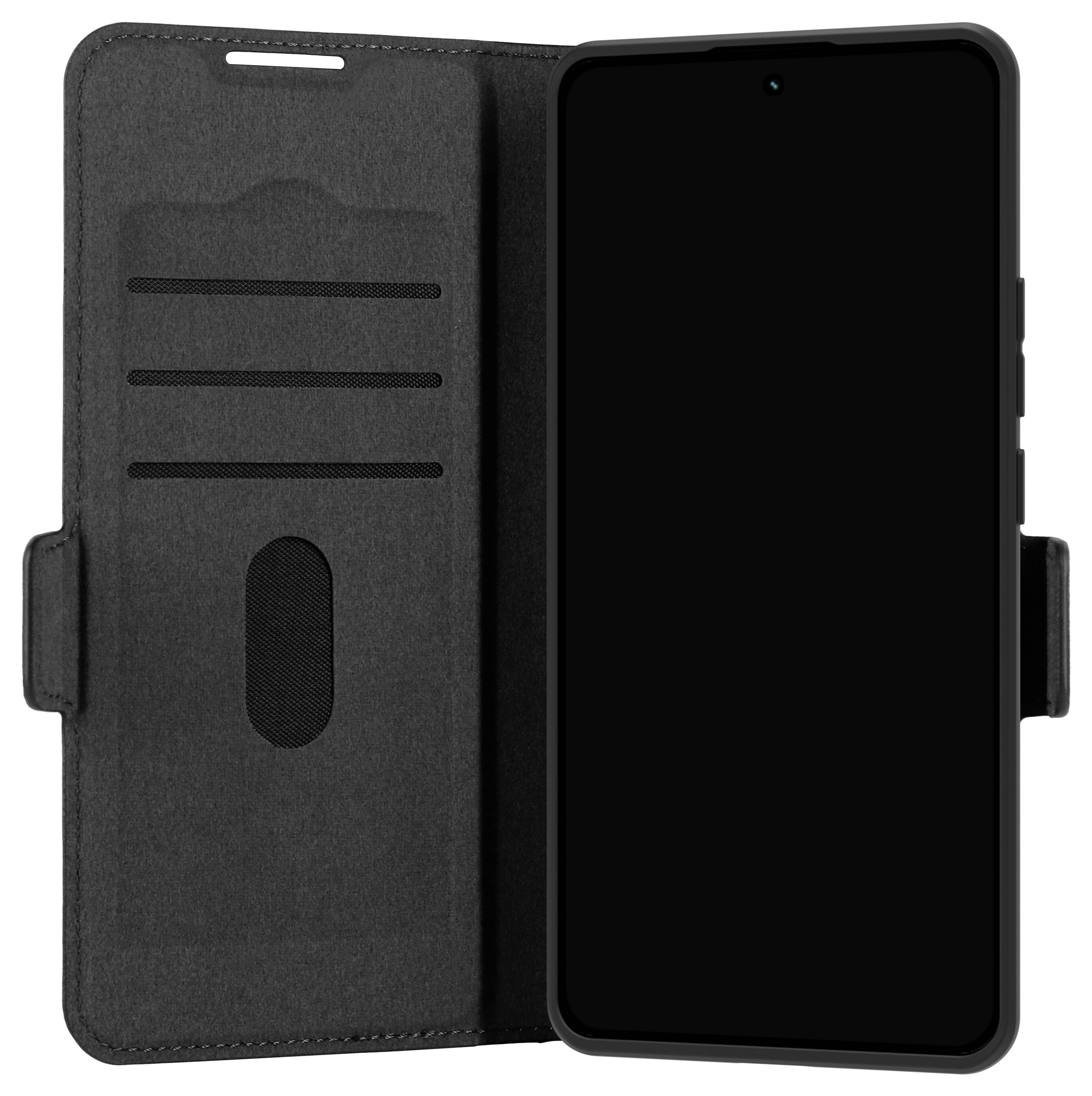 Schwarzes Smartphone in einer offenen Folio-Hülle mit Kartenschächten und magnetischem Verschluss, wobei der vordere Bildschirm sichtbar ist.