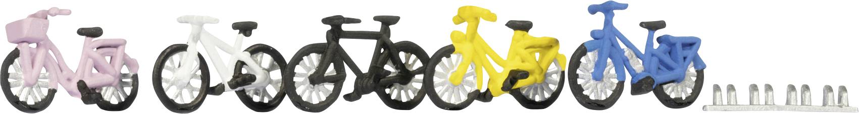 Fünf Miniaturfahrräder in verschiedenen Farben (rosa, weiß, schwarz, gelb und blau) sind nebeneinander neben einem kleinen Fahrradständer aufgereiht.