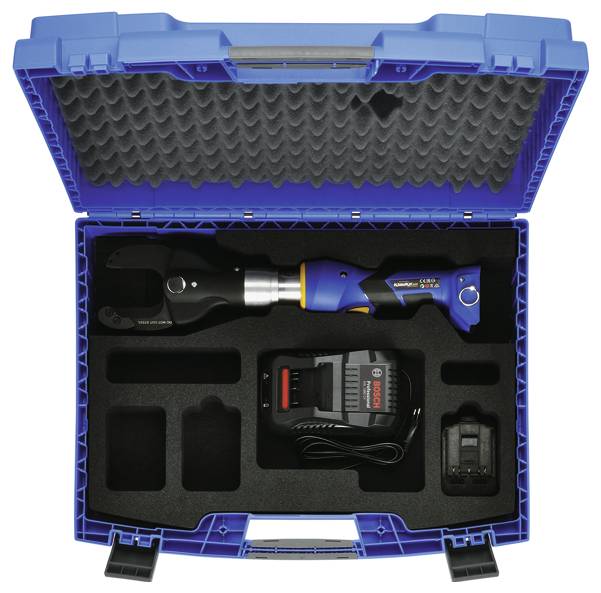 Offene blaue Werkzeugkiste mit einem hydraulischen Werkzeug mit gebogener Klinge, einem Ladegerät und einer Batterie, alle ordentlich in Schaumstoff-Fächern angeordnet.