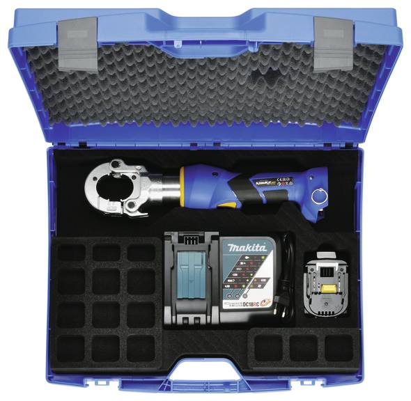 Ein geöffneter blauer Werkzeugkasten mit Schaumstoffinnenseite enthält eine kabellose hydraulische Crimpzange, ein Ladegerät und zwei Batterien, ordentlich angeordnet.