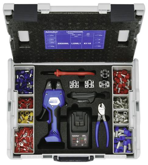 Werkzeugsatz mit Crimpzange, Schraubendreher, Zange, Akkuladegerät und verschiedenen Steckverbindern, organisiert in einem Koffer mit Schaumstoffauskleidung.