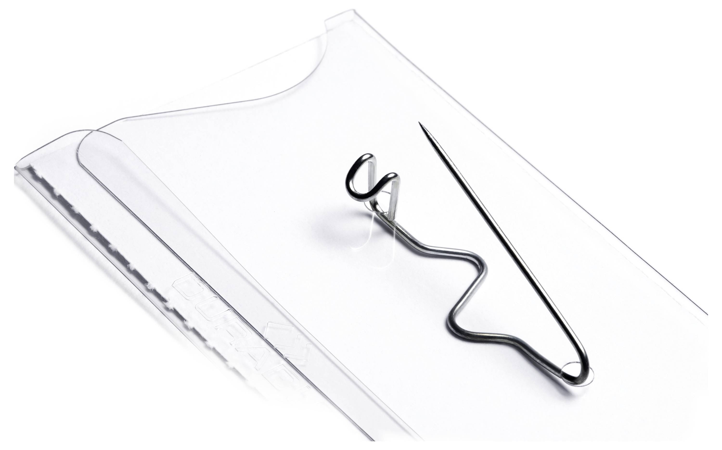 Eine Metallnadeleinfädler mit gebogenem Griff ruht auf einem durchsichtigen Kunststoffetui und wird zum einfachen und effizienten Einfädeln von Nähnadeln verwendet.