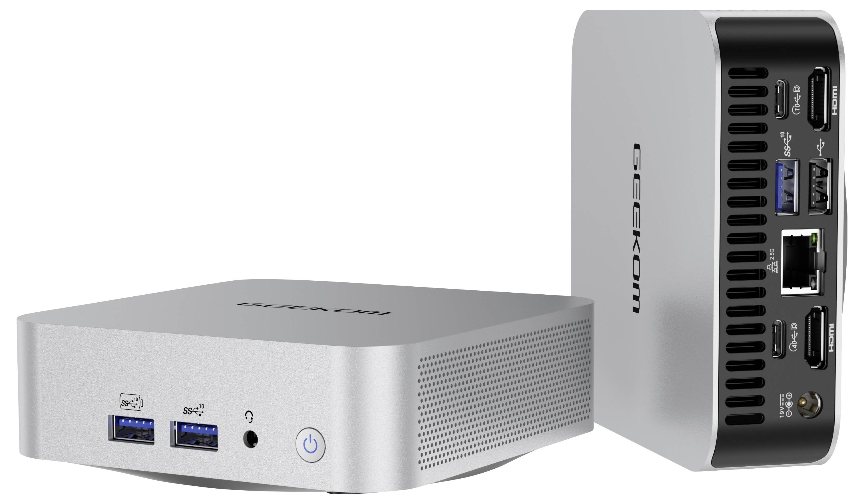 Zwei kleine silberne Geekom Mini-PCs von vorne und hinten abgebildet, mit sichtbaren USB-Anschlüssen, Kopfhörerbuchse, Ein-/Ausschalter, Ethernet und HDMI-Verbindungen.