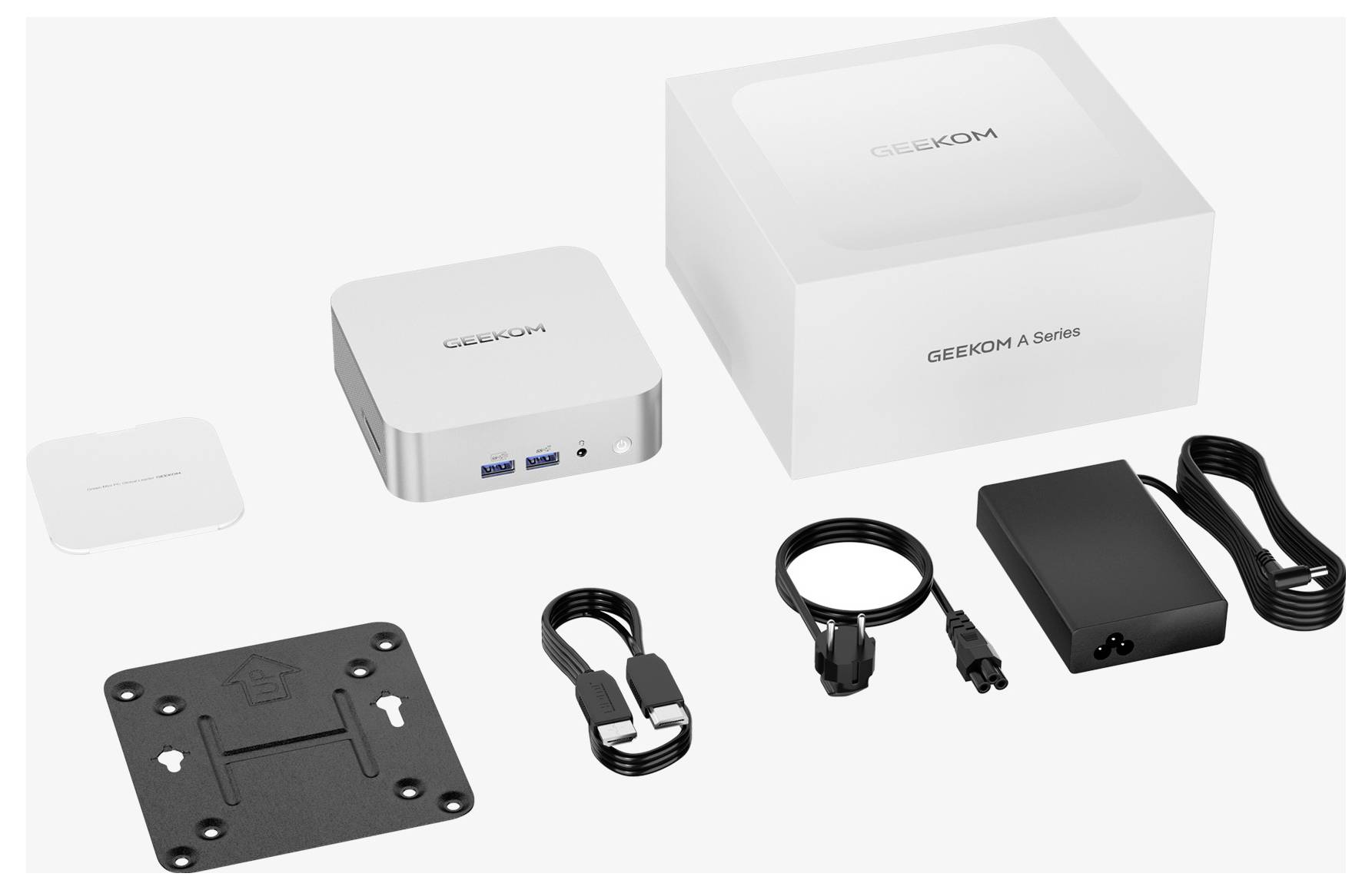 GEEKOM A Series Mini-PC-Set mit kompaktem Computer, Netzteil, Montageplatte, Kabel, HDMI-Kabel und kleiner Zubehörbox auf weißem Hintergrund.