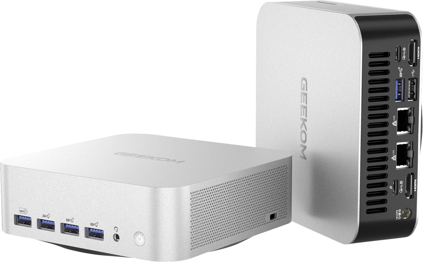 Zwei kompakte silberne Geekom Mini-PCs von vorne und hinten gezeigt, mit mehreren USB-Anschlüssen, Audiobuchse, Ethernet und sichtbarem Power-Button.
