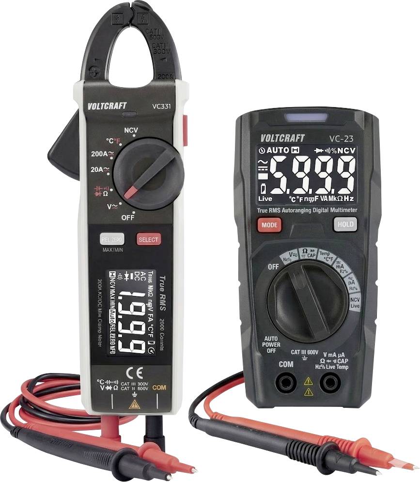 Zwei digitale Multimeter, eines mit Zangenfunktion und eines Standard-Modell, zeigen Messwerte an. Beide haben rote und schwarze Messspitzen angeschlossen.