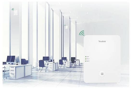 Ein Büro mit großen Fenstern und mehreren Schreibtischen. Im Vordergrund wird ein weiß montiertes Yealink-Wandgerät mit Anzeigelichtern gezeigt.