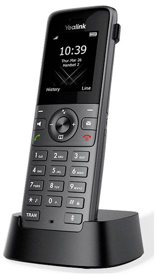 Ein schwarzes schnurloses Bürotelefon mit digitalem Display, das '10:39' und 'Do, 26. März' anzeigt, auf einer Ladestation platziert.