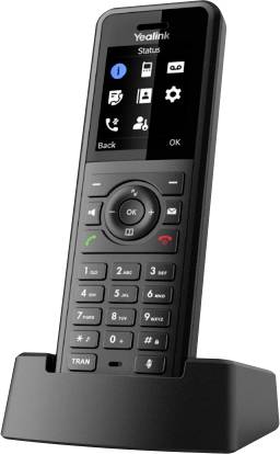 Ein schwarzes Yealink-Schnurlostelefon auf seiner Ladestation, ausgestattet mit einem digitalen Display und einer Tastatur mit Navigationstasten.