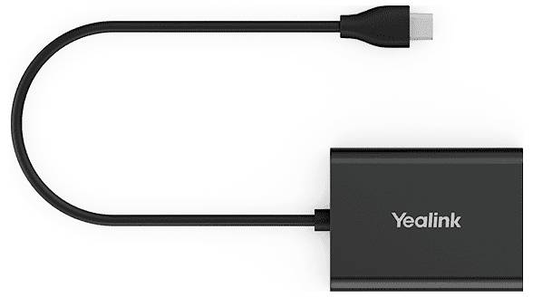 Ein schwarzer USB-C-zu-Ethernet-Adapter mit einem kurzen Kabel, mit dem Logo „Yealink