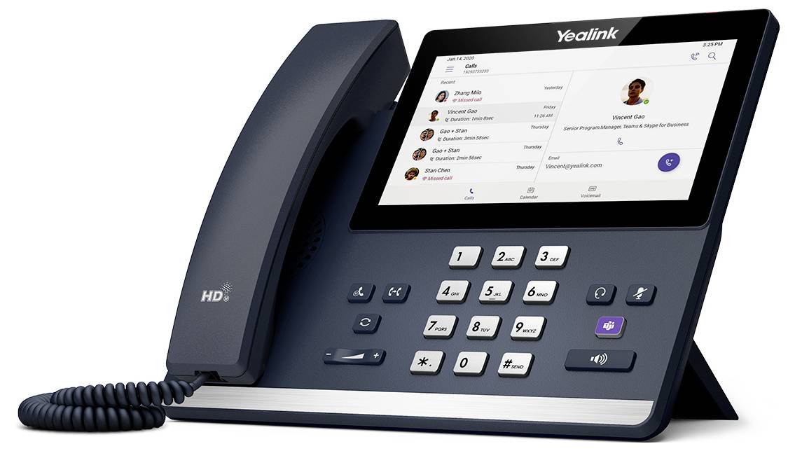 Ein Yealink-Bürotelefon mit Touchscreen, auf dem Kontakte, Anrufverlauf und eine Tastatur angezeigt werden. Das Telefon ist dunkelblau und verfügt über HD-Audio.