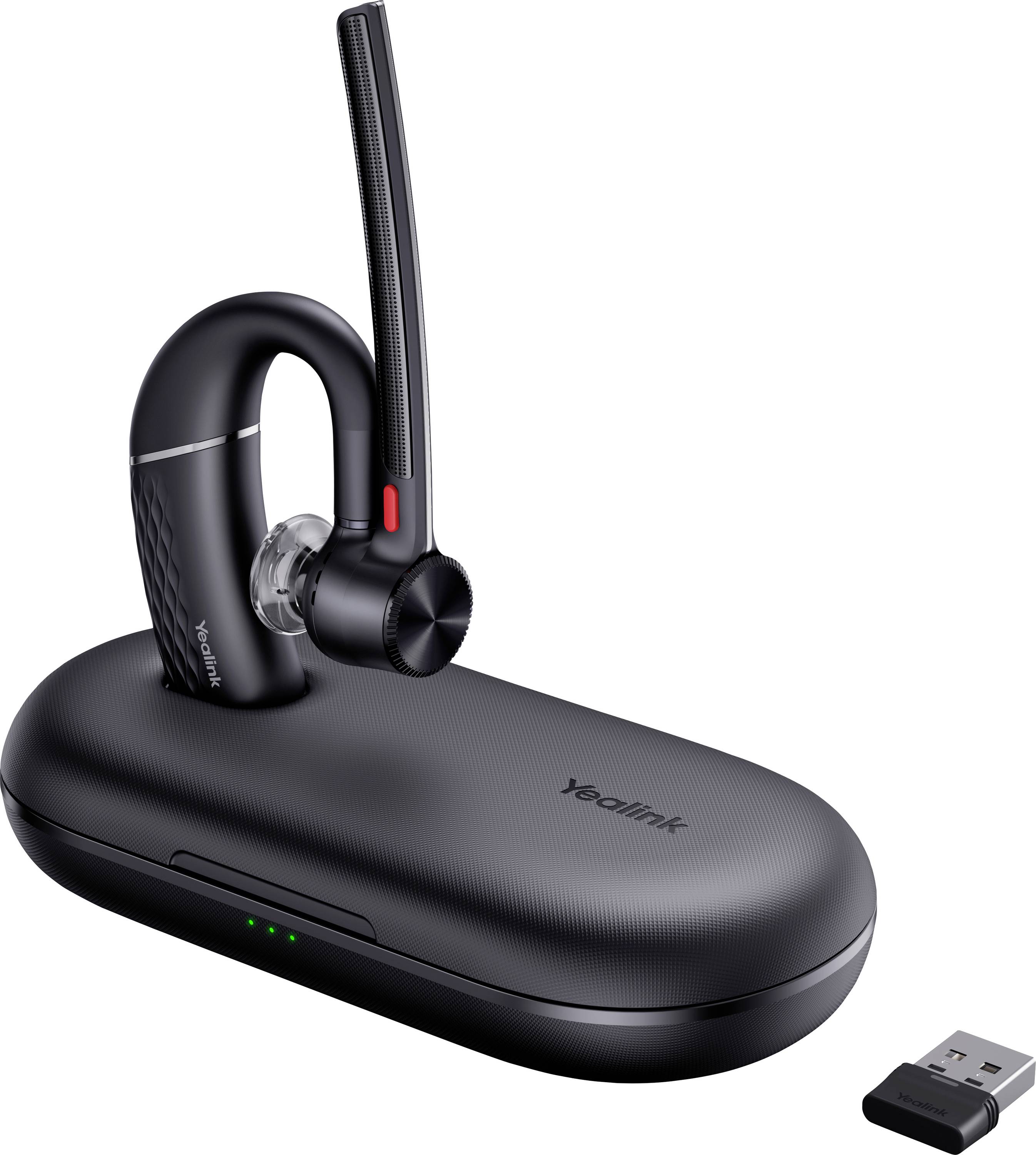 Ein elegantes schwarzes kabelloses Headset mit flexiblem Anschlussmikrofon, das auf einer Ladestation platziert ist, zusammen mit einem USB-Dongle für die Konnektivität.