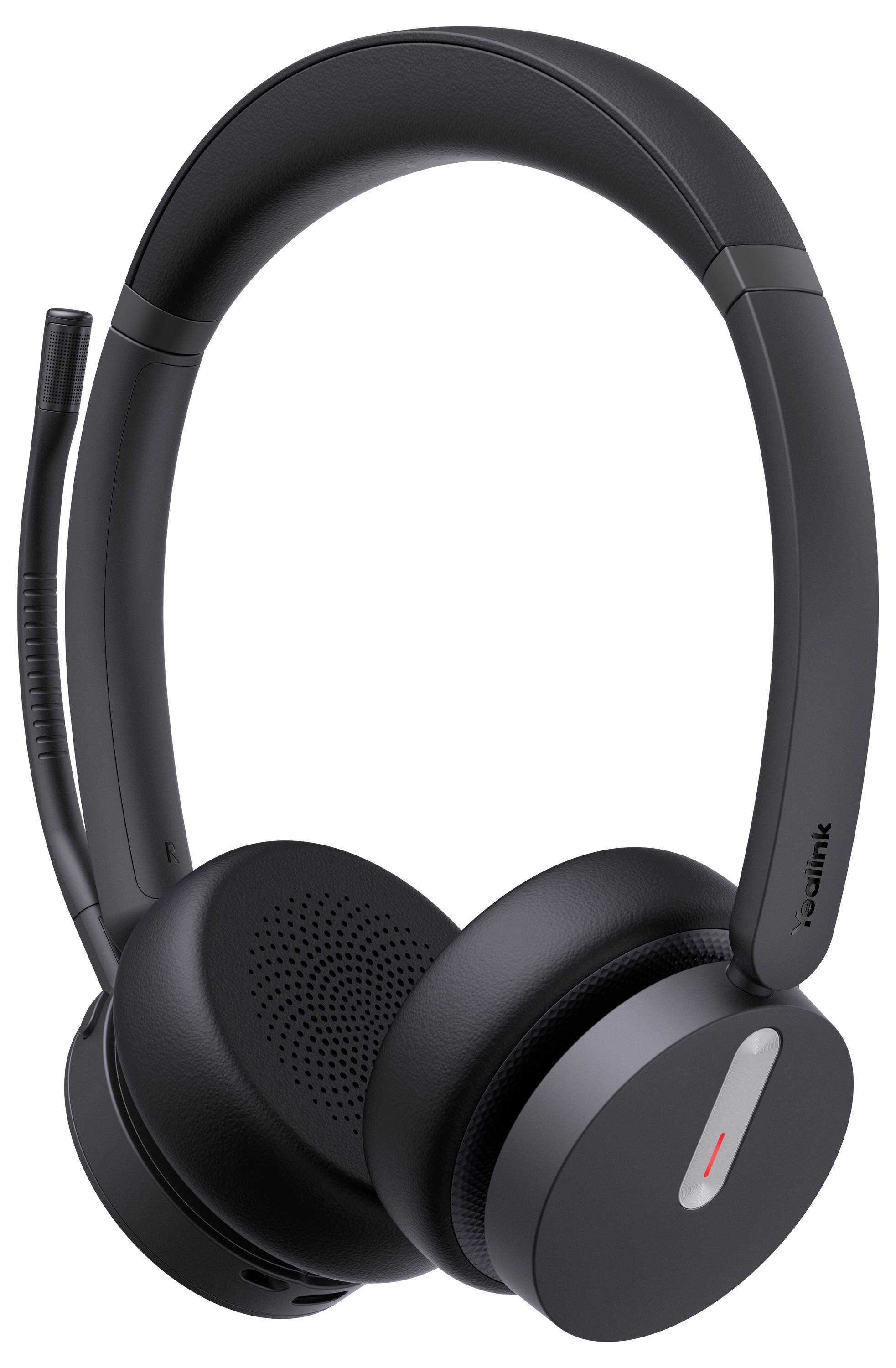 Ein schwarzes kabelloses Headset, das auf einer Ladestation ruht, mit USB- und USB-C-Adaptern in der Nähe.