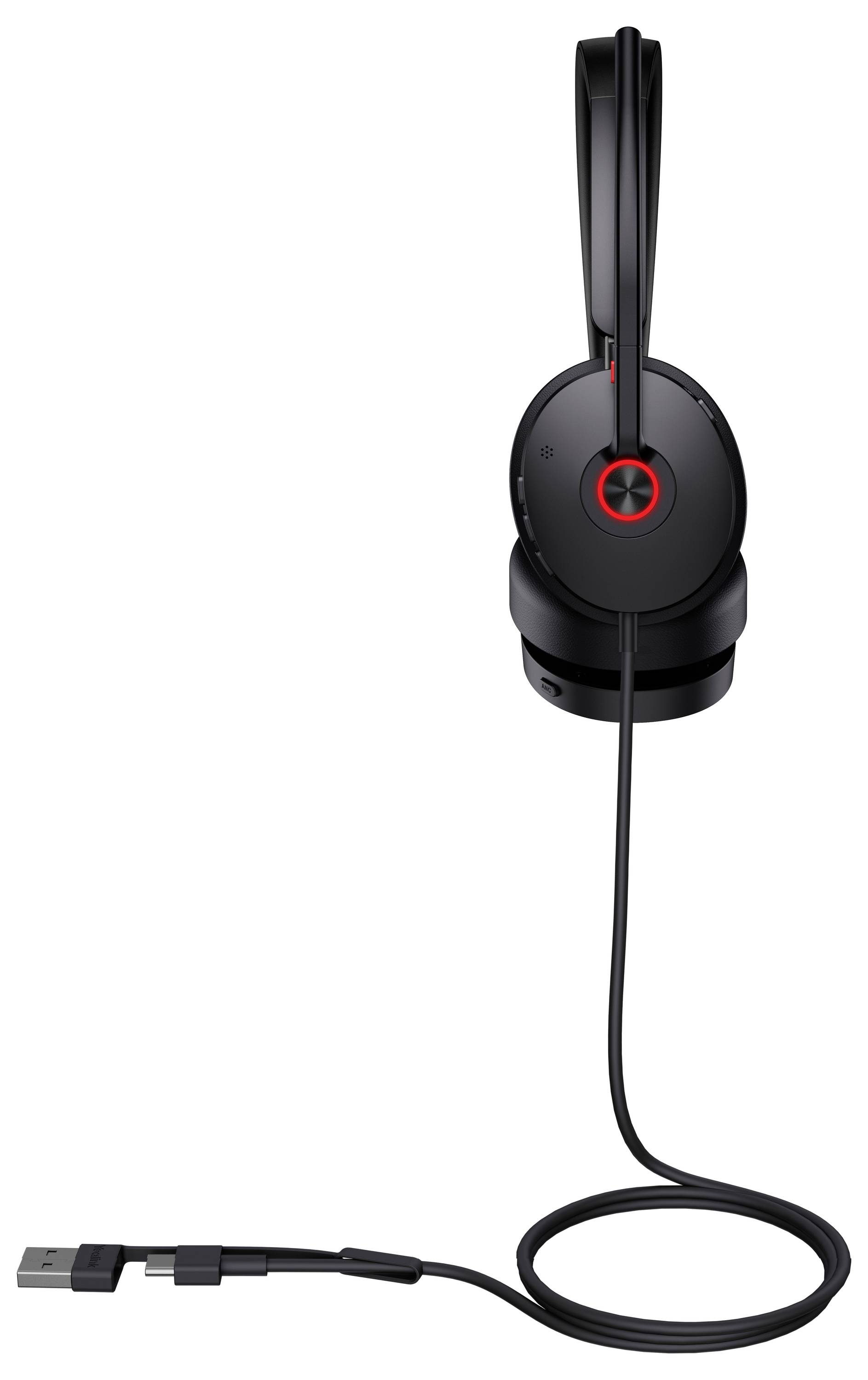 Ein schwarzes Over-Ear-Headset mit USB-Anschluss und rotem Akzent auf der Ohrmuschel. Das Kabel ist unterhalb des Headsets aufgerollt.
