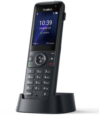 Ein schwarzes schnurloses Telefon auf einer Ladestation, die auf seinem Bildschirm die Uhrzeit „10:39