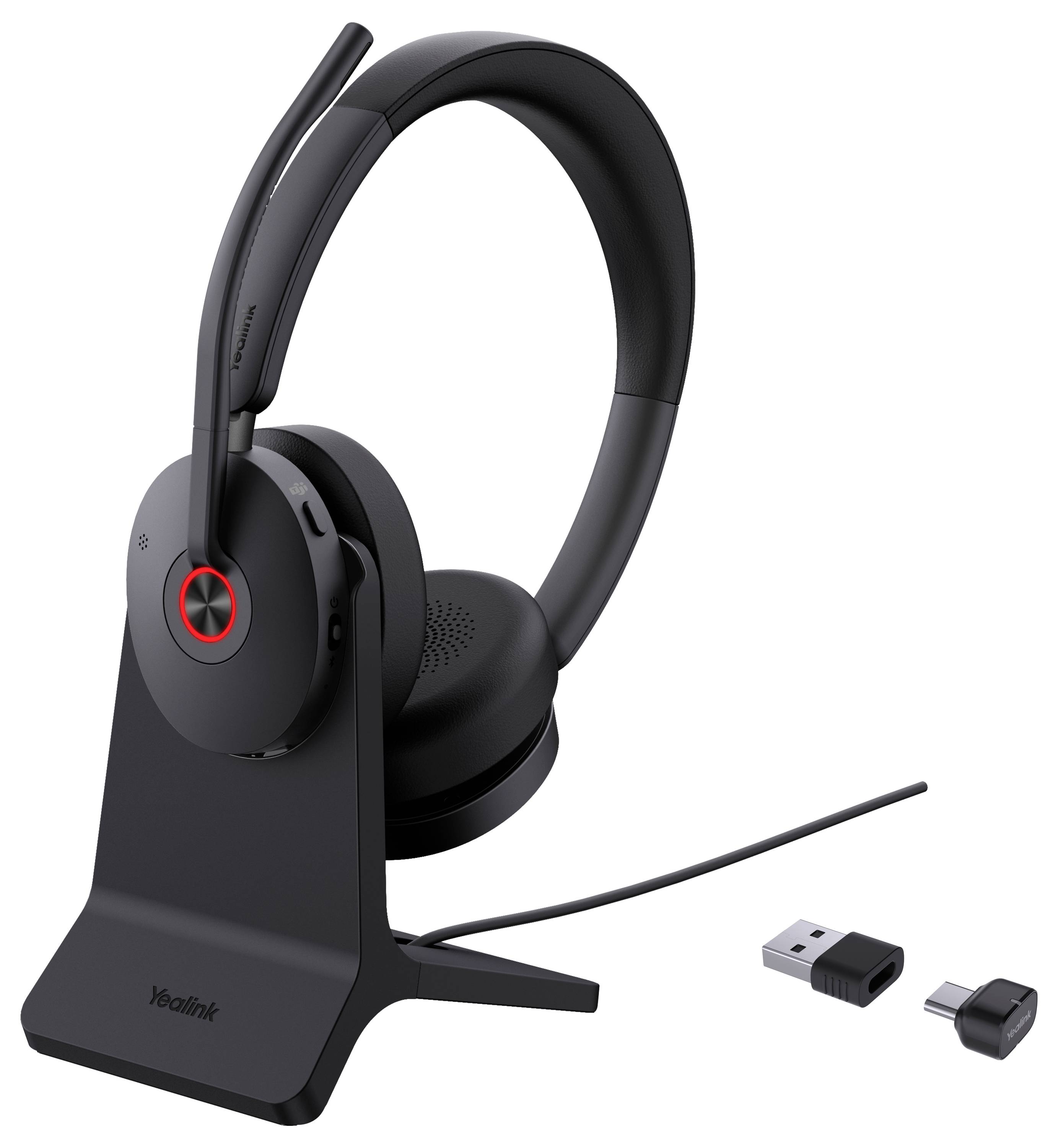 Schwarzes kabelloses Headset auf einer Ladestation mit USB- und Audioanschlüssen daneben.