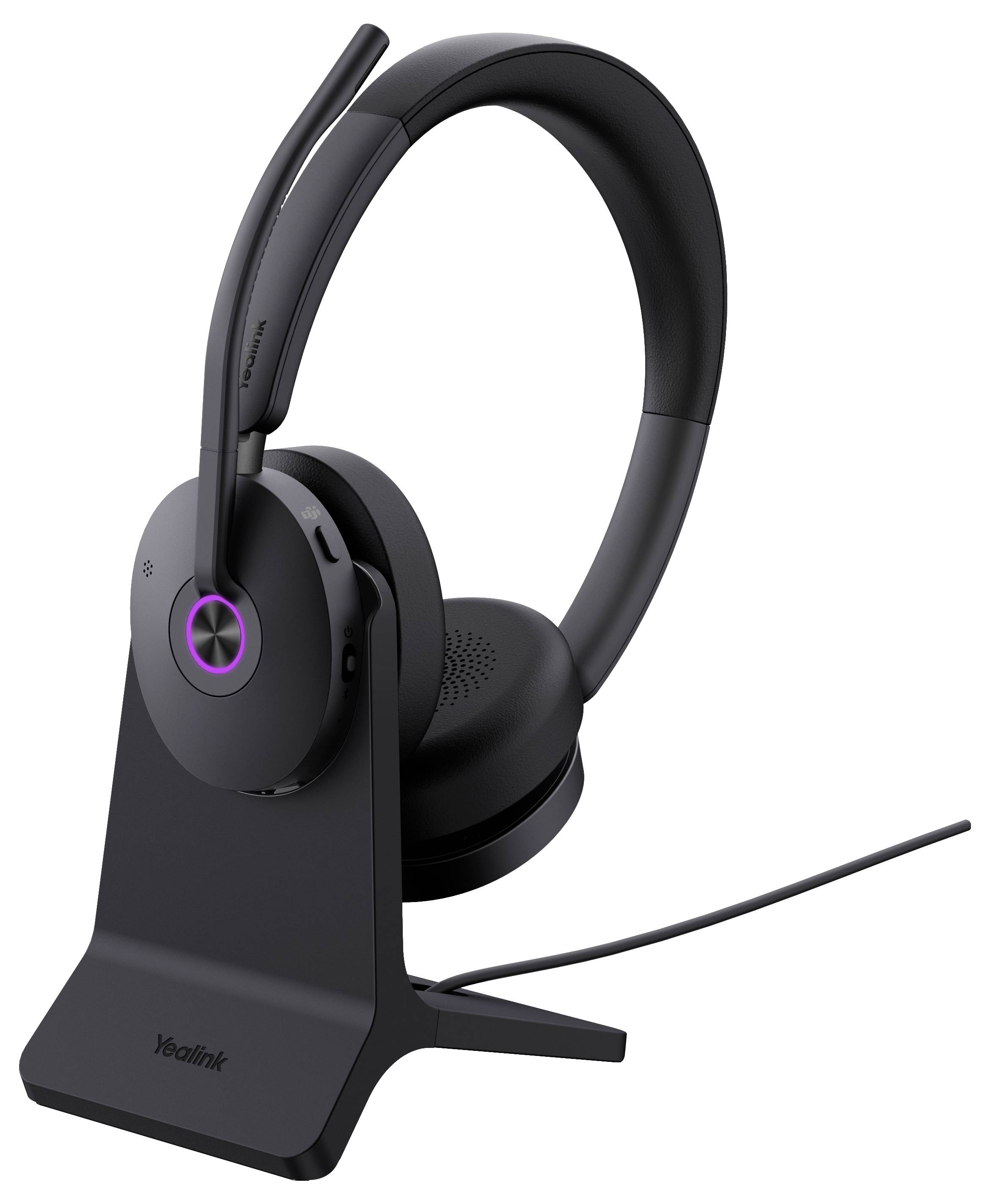 Ein schwarzes kabelloses Headset auf einem Ständer, ausgestattet mit einem Mikrofon-Ausleger und Ladekabel, entworfen für Büro- und Spielzwecke.