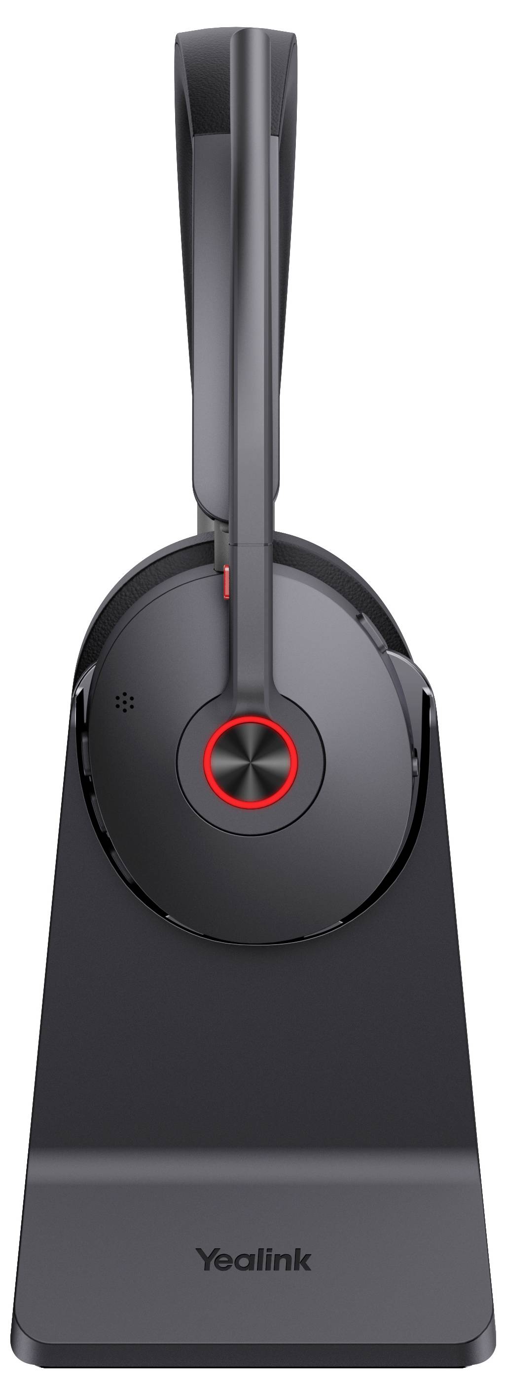 Ein schwarzes kabelloses Headset, das auf einer Ladestation platziert ist und einen roten Akzentring um die Steuerungsschaltfläche des Ohrhörers aufweist.