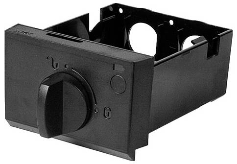 Ein schwarzes Armaturenbrett-Bedienfeld eines Autos mit einem großen zentralen Drehregler, kleineren Knöpfen und einer Befestigungshalterung, die zur Kontrolle der Luftströmung oder Temperatureinstellungen verwendet wird.