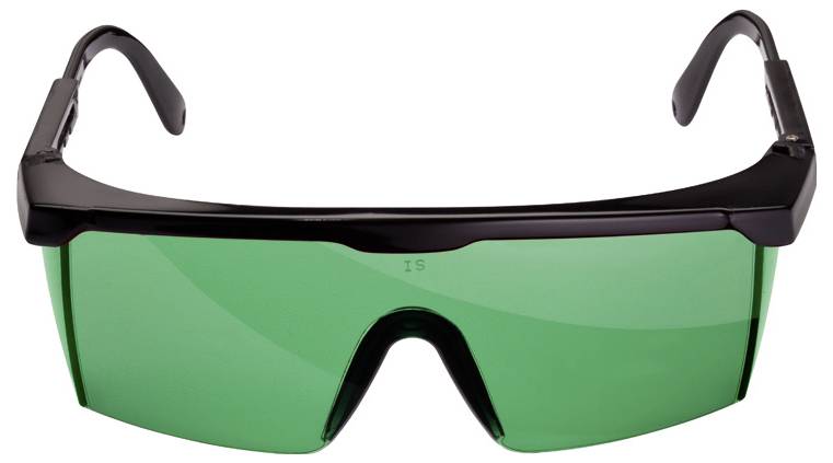 Ein schwarzer elektrischer Stecker mit der auf der Seite aufgedruckten Seriennummer 