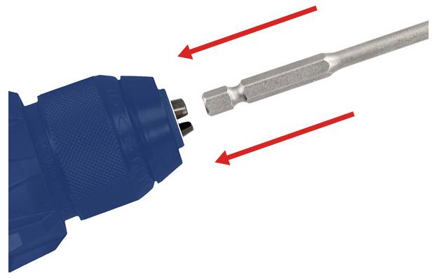 Eine Hand passt eine schlanke, moderne Metallleiter mit dünnen Sprossen vor neutralem Hintergrund an und deutet auf minimalistisches Design und Funktionalität hin.