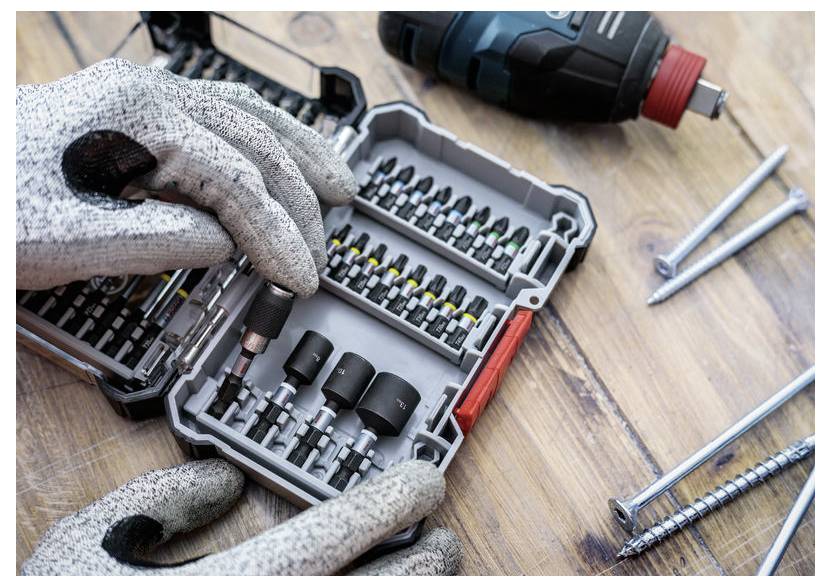 Das Bild zeigt die Rückansicht eines schwarzen Huawei-Fitness-Trackers mit dem Sensor und den Herstellerangaben auf der Unterseite.