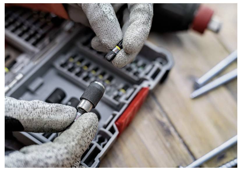 Schwarze kabellose Ohrhörer mit offener Ladeschale, mit der Bezeichnung „4smarts