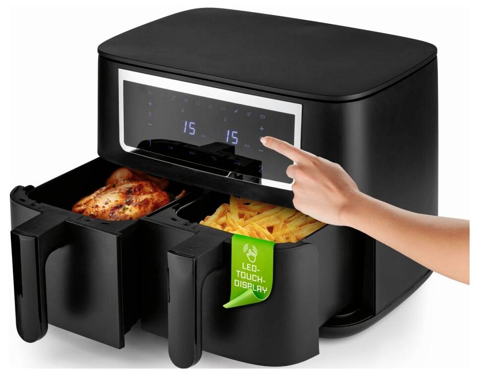 Ein Doppelkorb-Heißluftfriteuse mit digitalem LED-Touchdisplay, wobei in einem Korb Hähnchen und im anderen Pommes frites zubereitet werden, während eine Hand die Einstellungen anpasst.