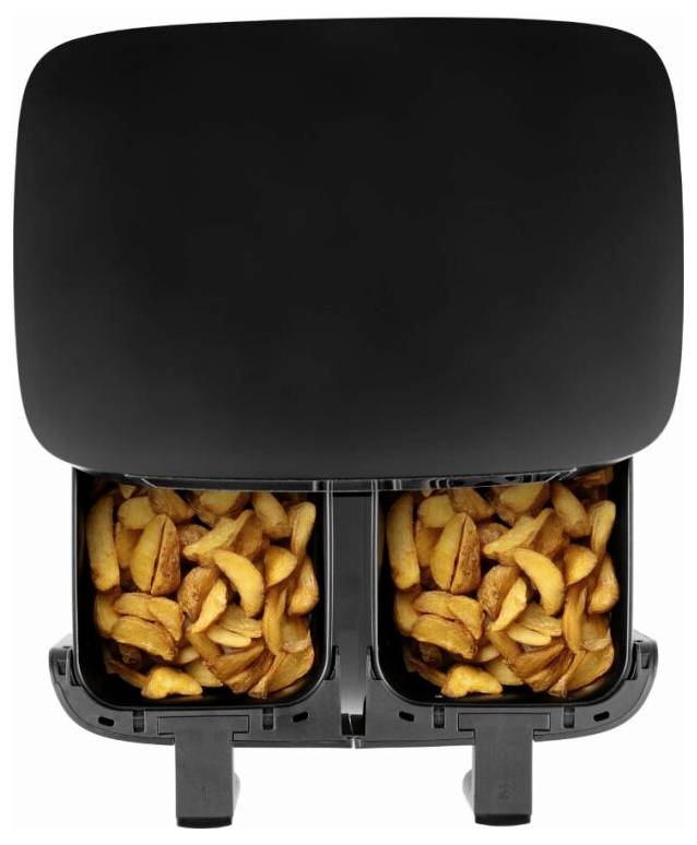Ein Heißluftfritteusengerät mit doppeltem Korb, beide Körbe gefüllt mit gekochten Kartoffelspalten, von oben betrachtet.