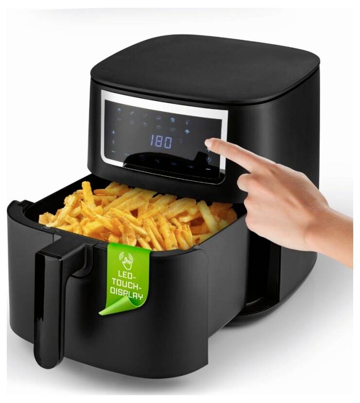 Eine Hand stellt die digitale Anzeige einer schwarzen Heißluftfritteuse mit Pommes Frites ein. Ein grünes Etikett liest „LED-Touch-Display
