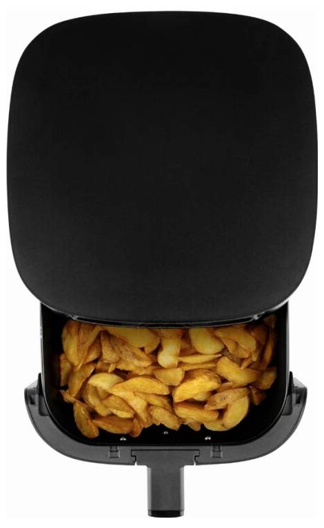 Ein Heißluftfrittiergerät mit offener Oberseite, das einen Korb voller gekochter, goldbraun gebratener Kartoffelecken zeigt.