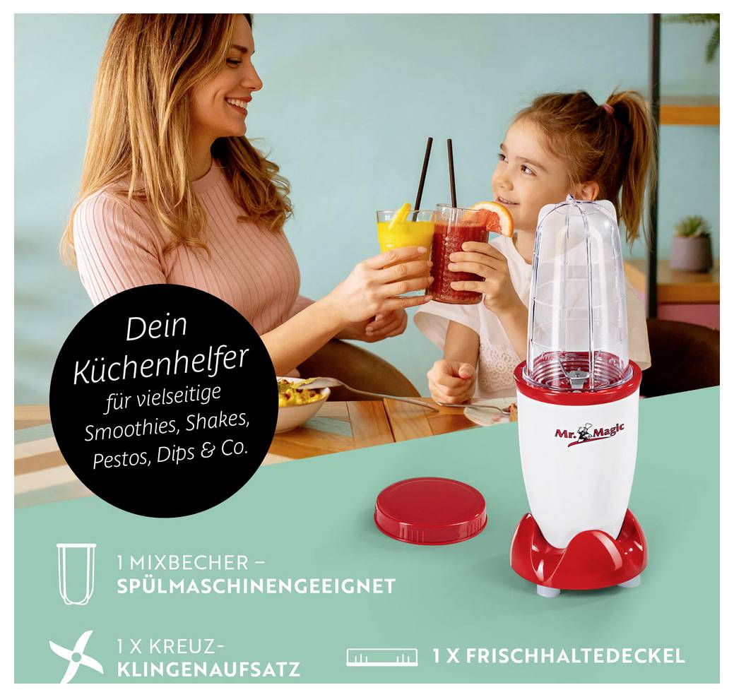 Eine Gruppe von Menschen, die mit Gläsern voller farbenfroher Smoothies anstoßen, neben einem rot-weißen Mixer mit der Aufschrift „Dein Küchenhelfer