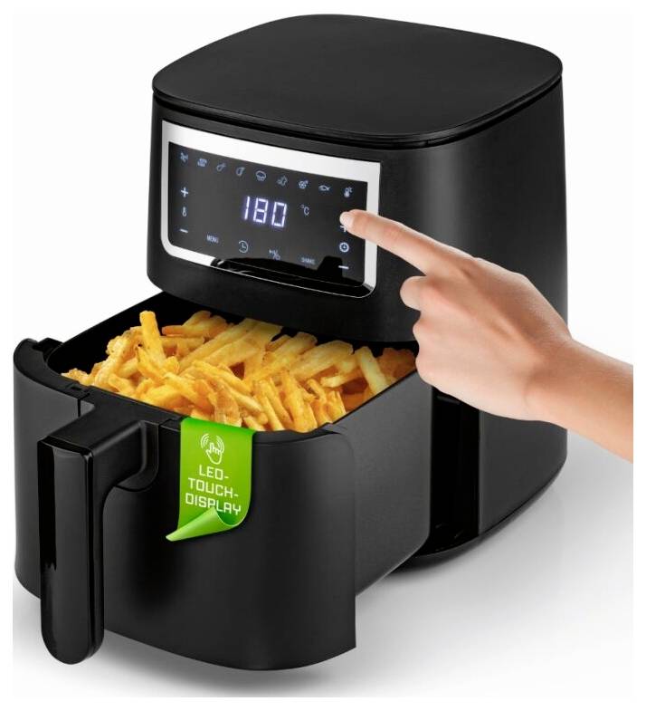 Eine Person stellt eine digitale Heißluftfritteuse mit Pommes frites im Inneren ein. Das Display zeigt „180°C